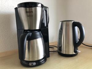 マルクドルフにあるFerienwohnung Fernsichtの黒と銀のコーヒーメーカーとコーヒーメーカー
