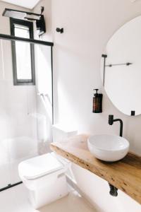 ein Bad mit einem Waschbecken und einem WC in der Unterkunft Pousada Zama in Camburi