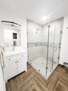 baño blanco con ducha y lavamanos en Departamento Pitagoras No 2 en Ciudad Juárez