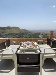 stół i krzesła na balkonie z widokiem w obiekcie Mardin Bey Konağı Hotel w mieście Mardin