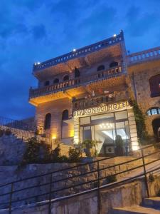 un hôtel situé dans la ville de kronstadt la nuit dans l'établissement Mardin Bey Konağı Hotel, à Mardin