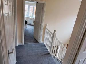 un pasillo con una escalera que conduce a una habitación en Room for a few at H-Cue, en Kent