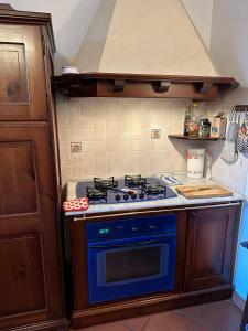 a kitchen with a blue stove top oven at Casa Maria (posto auto gratuito) in San Donnino