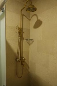 y baño con ducha con cabezal de ducha. en Mardin Bey Konağı Hotel en Mardin