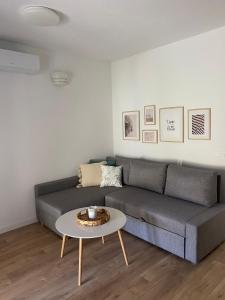 Bura في ييلسا: غرفة معيشة مع أريكة وطاولة