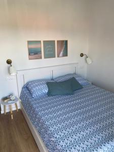 1 dormitorio con 1 cama y 2 cuadros en la pared en Bura, en Jelsa