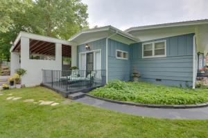 une maison bleue avec une terrasse couverte et une cour dans l'établissement Bright Springfield Home Walk to Nature Center!, à Springfield