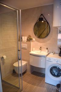 y baño con lavadora y lavamanos. en Studio Apartments Anija, en Dubrovnik