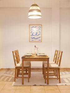ピレウスにあるMarina Zeas Apartmentのダイニングルーム(木製テーブル、椅子2脚付)