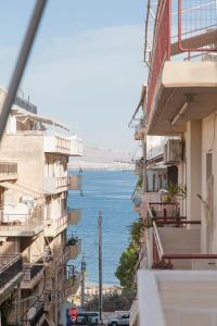 ピレウスにあるMarina Zeas Apartmentの建物の間から海の景色を望めます。