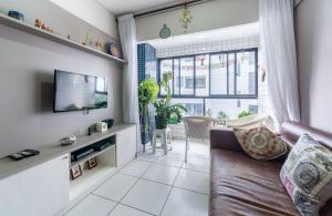 - un salon avec un canapé et une télévision dans l'établissement Apt 2 quartos com varanda próximo Praça Casa Forte o bairro mais agradável do Recife ARN901, à Récife