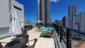 - un balcon avec une piscine dans un bâtiment dans l'établissement Apt 2 quartos com varanda próximo Praça Casa Forte o bairro mais agradável do Recife ARN901, à Récife