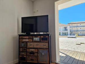 Μια τηλεόραση ή/και κέντρο ψυχαγωγίας στο Le Sea Breeze La Rochelle 44m2 - 2 chambres - 6 prs - Piscine