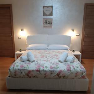 un letto con due cuscini sopra di La Casa di GioAna a Campodipietra