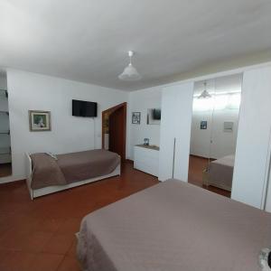 Vigna di ValleにあるLa Casa di Mosèのベッド2台とテレビがあるホテルの部屋 +30枚の写真