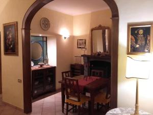 comedor con mesa y espejo en A Casa di Martina, en Montefiascone