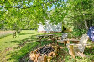 una mesa de picnic y dos sillas junto a una fogata en Serene Home 2 Decks, 3 Mi to Blue Ridge Pkwy, en Willis