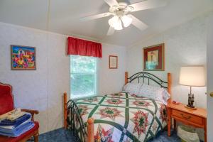 1 dormitorio con 1 cama y ventilador de techo en Serene Home 2 Decks, 3 Mi to Blue Ridge Pkwy, en Willis