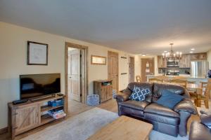 ein Wohnzimmer mit Ledercouch und Fernseher in der Unterkunft Crested Butte Condo with Pool Access Walk to Slopes in Crested Butte
