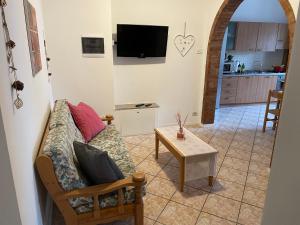 uma sala de estar com um sofá e uma mesa em Appartamenti Allegrini Tuenno em Tuenno
