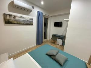 um quarto com uma cama e uma secretária. em B&B Gisa House em Pomigliano dʼArco