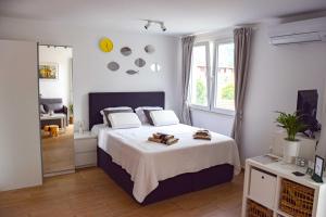 Un dormitorio con una cama grande y una ventana en Studio Apartments Anija, en Dubrovnik