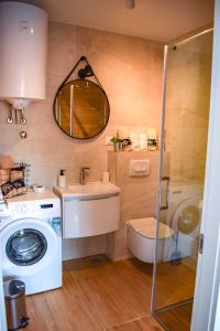y baño con lavadora y lavamanos. en Studio Apartments Anija, en Dubrovnik