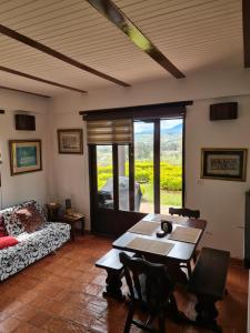 - un salon avec une table et un canapé dans l'établissement Casa Campestre San Jorge, à Villa de Leyva
