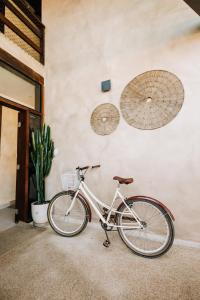 ein Fahrrad, das neben einer Wand mit Sonnenschirmen geparkt ist in der Unterkunft Pousada Zama in Camburi