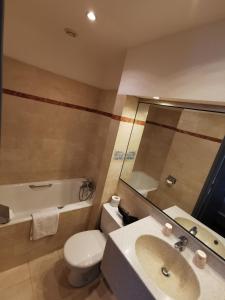 エトルタにあるホテル デ ファレーズのバスルーム(洗面台、トイレ、バスタブ付)