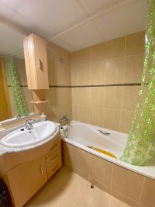 a bathroom with a sink and a bath tub at appartement bord de mer 15 mn de Dénia in El Verger