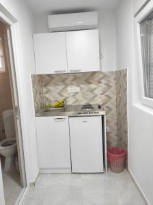 Een keuken of kitchenette bij Apartmani CECA 012 Sutomore