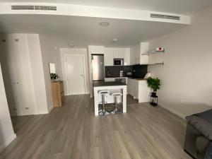 una sala de estar vacía con cocina y barra en Valleniza ViaCelere 2 dormitorios, en Vélez-Málaga