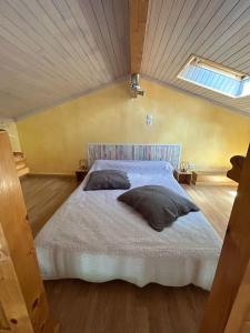 a bedroom with a large bed with a ceiling at La petite maison dans le Quercy in Cayriech