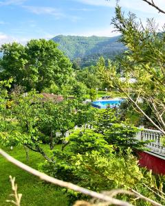 - une vue sur un complexe avec une piscine et des arbres dans l'établissement Beyaz Köşk Geyve, à Geyve