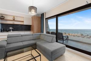 北瑪麥亞–納沃達里的住宿－Gioia Sea View，带沙发的客厅,享有海景