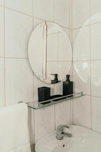 uma casa de banho com um lavatório e um espelho em Sarajevo Central View Apartment em Sarajevo