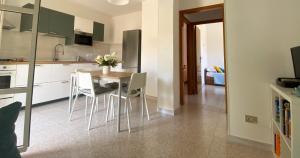 cocina y comedor con mesa y sillas en Casa Lucia, en Cala Gonone