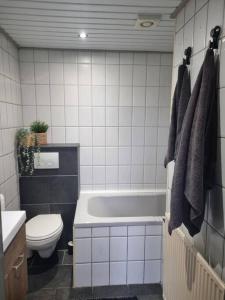 La salle de bains est pourvue d'une baignoire, de toilettes et d'un lavabo. dans l'établissement De vier jaargetijden chalet Jungle, à Voorthuizen