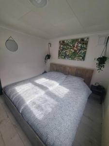 - une chambre avec un lit dans une petite pièce dans l'établissement De vier jaargetijden chalet Jungle, à Voorthuizen