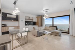 a kitchen and living room with a view of the ocean at Gioia Sea View in Mamaia Nord