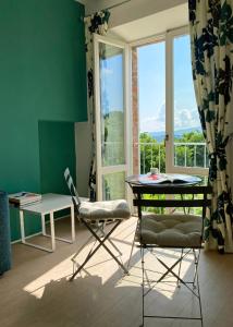 une chambre avec une table, des chaises et une fenêtre dans l'établissement Pieve Suites, à Città della Pieve