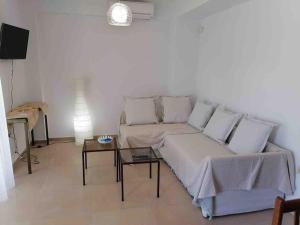 - un salon avec un canapé et une table dans l'établissement EPavli Xenia Pefkochori-Paliouri 50m, à Paliouri