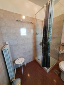 クルクにあるApartment with Terace and sea view Maricaのシャワー、トイレ、洗面台を備えたバスルーム +13枚の写真