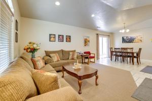 una sala de estar con un sofá y una mesa en Family-Friendly Utah Home, Easy Access to Zion!, en La Verkin