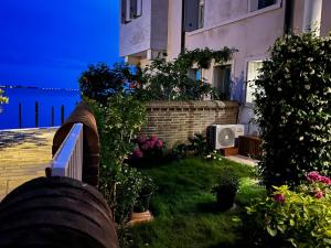 ein Haus mit einem Hof mit Blumen und Pflanzen in der Unterkunft Venezia,Giudecca appartamento con giardino privato in Venedig