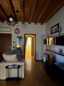 a living room with a couch and a table at Venezia,Giudecca appartamento con giardino privato in Venice