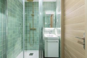 a bathroom with a shower and a toilet and a sink at Nets Inn apartments - Robida in Paris +67 photos