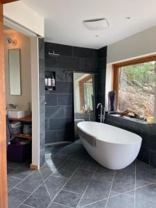 Billede fra billedgalleriet på Cliff Top Family Home Over Looking the Ocean i Pender Island