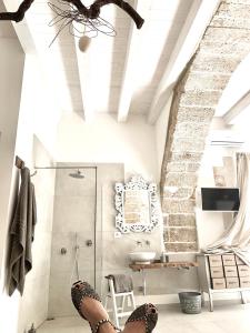 La salle de bains est pourvue d'une table, d'une chaise et d'un lavabo. dans l'établissement LEMON SUITE Ortigia, à Syracuse